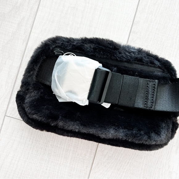 Lululemon limited edition black plush fleece belt bag - Picture 12 of 16